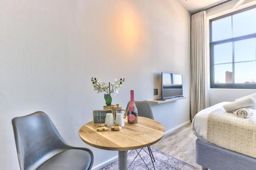 Upmarket East City Apartment w views