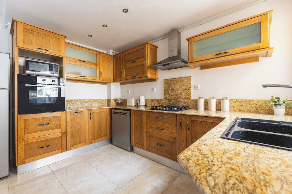 Appartement 4 pièces à Bir Mourad — 4-Star Luxury Hotel in Algiers, Algeria