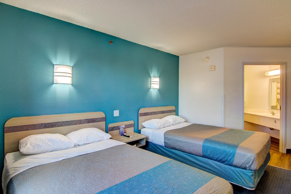 Econo Lodge Menomonie - photo 13