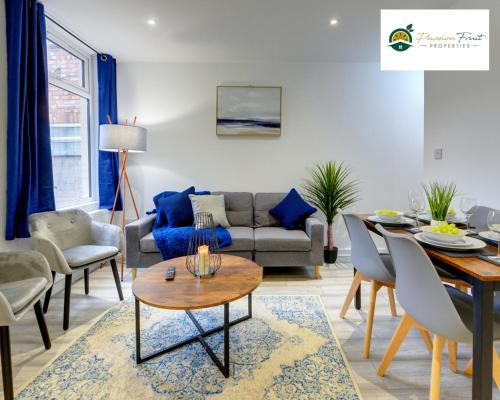 5 Bedroom 5 Ensuite Baths Sleeps 10 Near City Centre with Free Wi Fi Garden Family Stay Business&Leisure 56HRC — 4-Star Luxury Hotel in Coventry, United Kingdom
