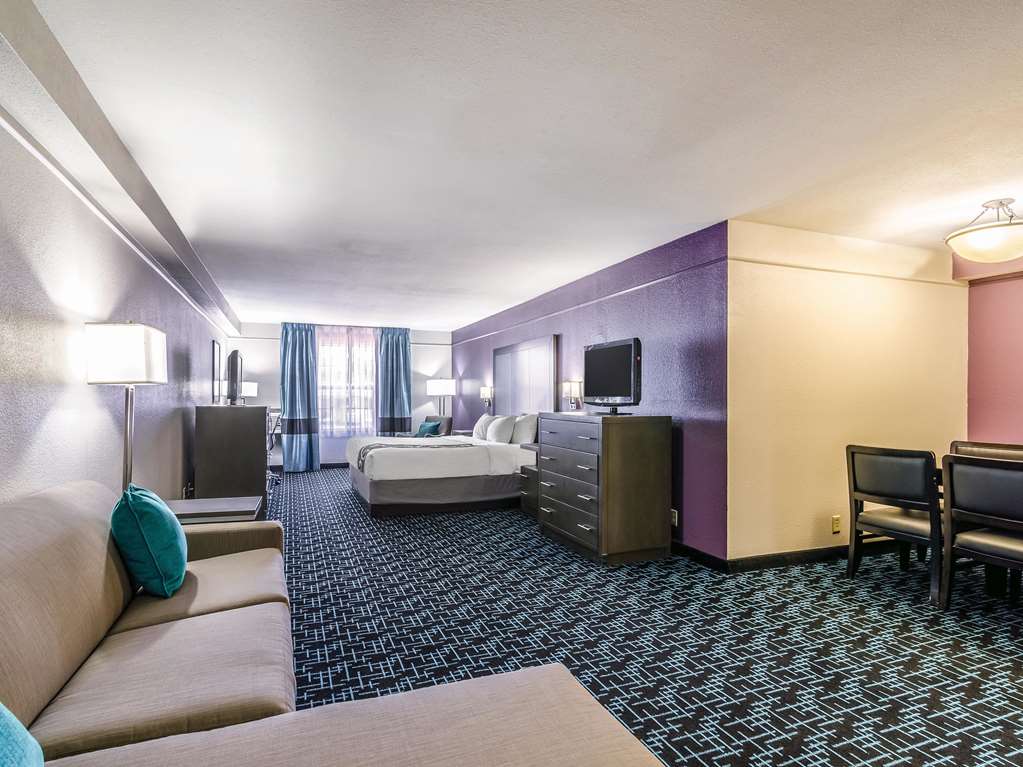 La Quinta Inn & Suites by Wyndham Kansas City Airport - photo 31