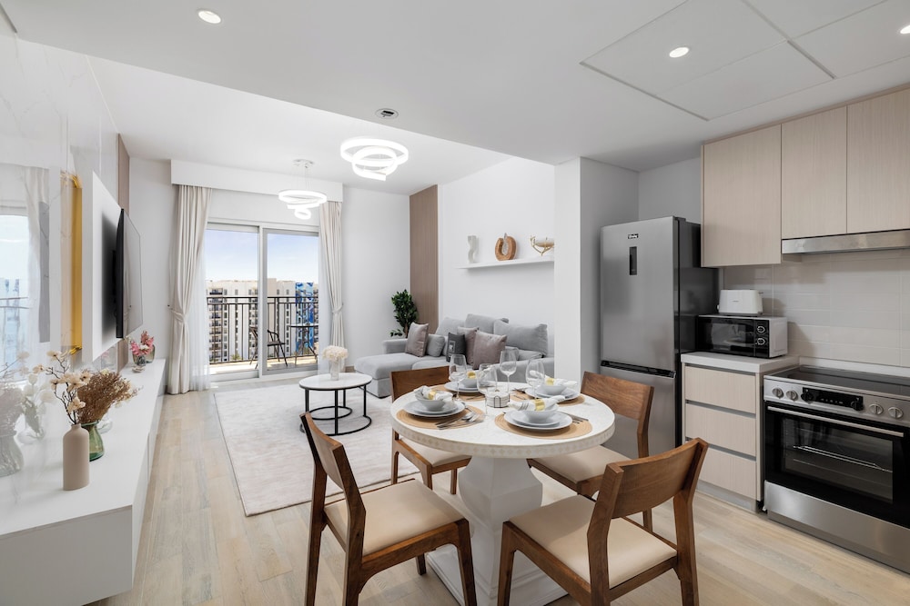Luxury 4 Bedroom Apartment with Ferrari World and Sea Views Yas Island Waterfront Pool Gym Playground Walk to Yas Mall — 4-Star Luxury Hotel in Abu Dhabi, United Arab Emirates