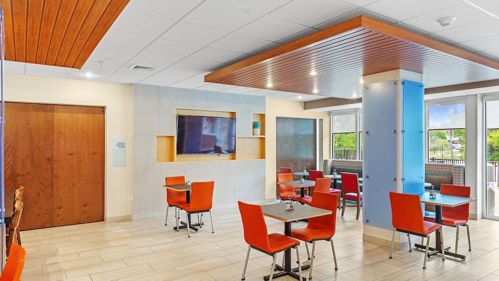 Holiday Inn Express & Suites Mobile University Area by IHG - photo 63