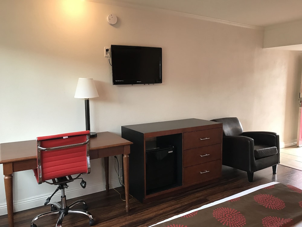 Ramada by Wyndham Torrance - photo 6