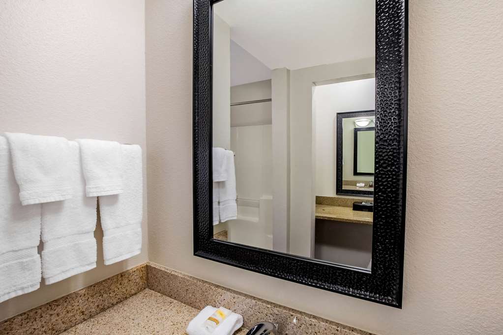 La Quinta Inn & Suites by Wyndham Houston Baytown East - photo 19