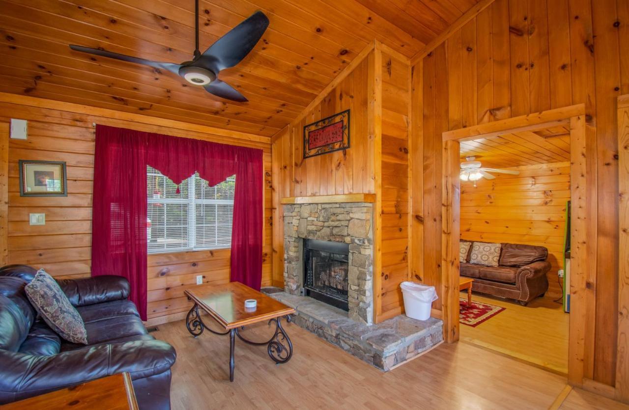 Ladybug Resort Romantic Cabin with Mountain Views Game Room Close To Dollywood - photo 6