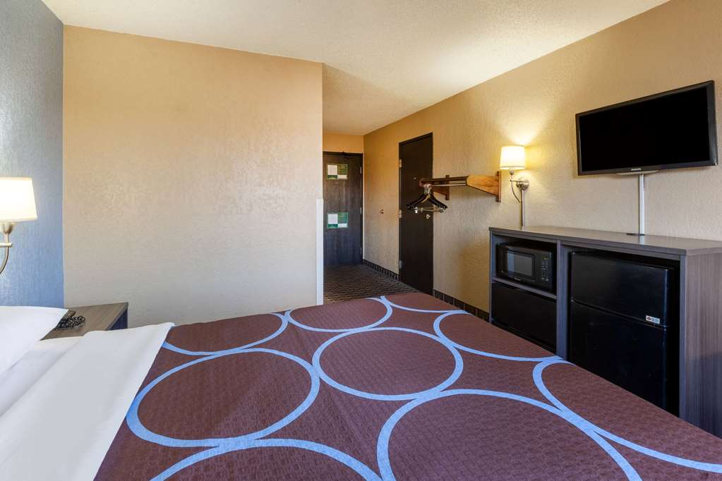 Super 8 by Wyndham Roseville Detroit Area - photo 29