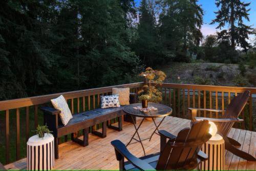 Spacious Main Street Retreat for families and large groups — Edmonds — photo 3
