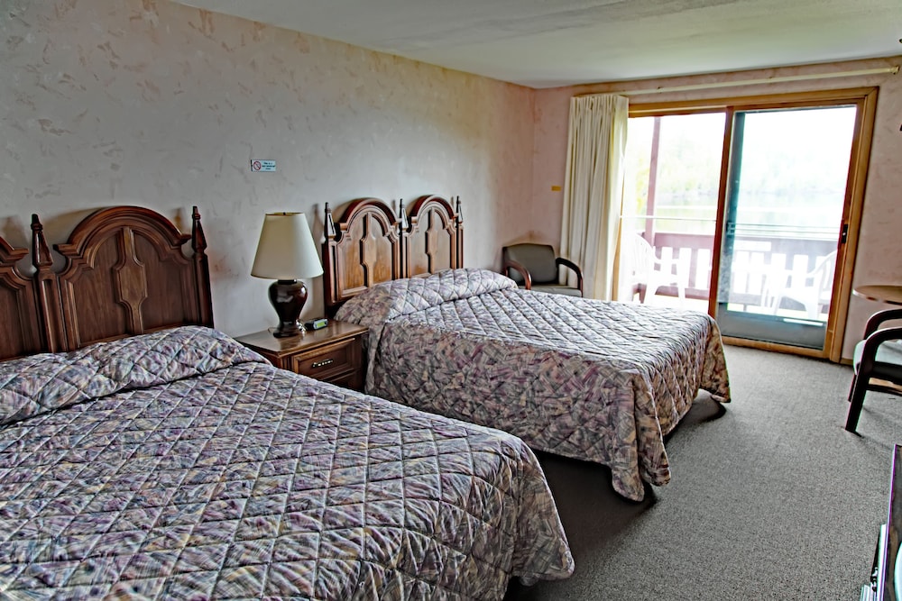 Lake Fanny Hooe Resort 2 Bed With Balcony #12 1 Bedroom Hotel Room by RedAwning - photo 3
