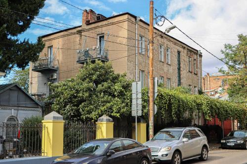 Newly Renovated Modern 2BR Apartment near Fabrika