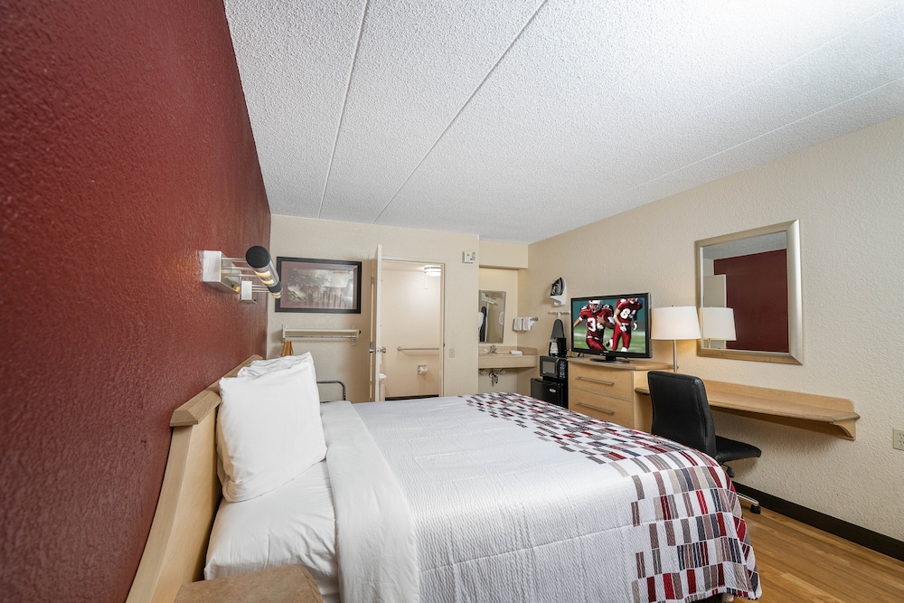 Red Roof Inn Detroit Roseville St Clair Shores - photo 12