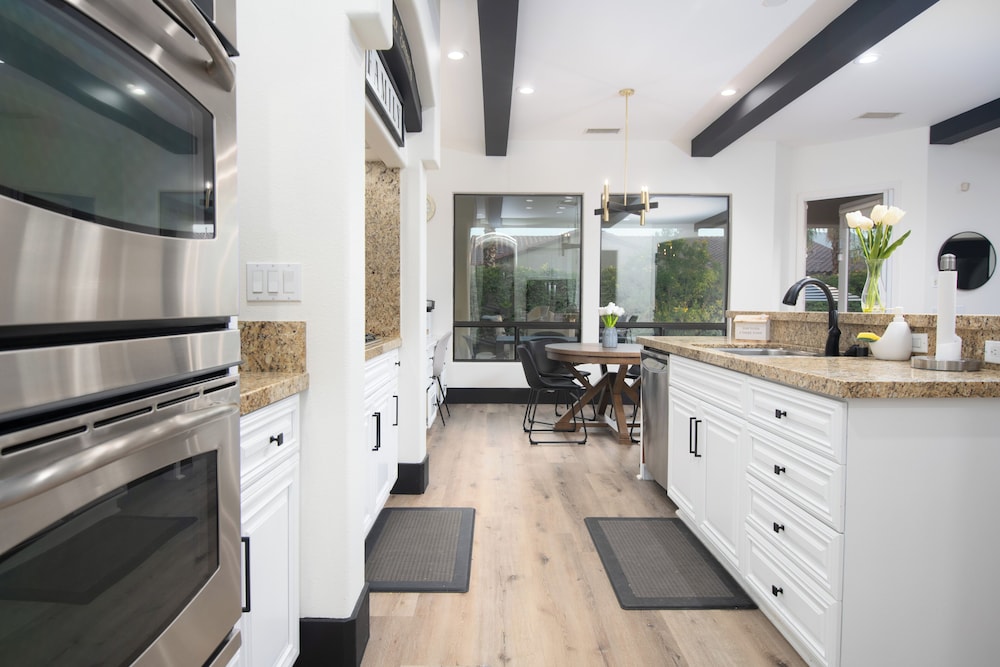 5BR Resort Style Entertainer with Pool Spa BBQ - photo 15