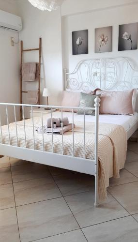 Skyline Vista Sea View Apartment with Free Parking — 4-Star Luxury Hotel in Piraeus, Greece