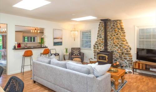 Summit Sanctuary Redwoods Fire Table BBQ Grill Fast WiFi Dog Friendly — 4-Star Luxury Hotel in Guerneville, United States