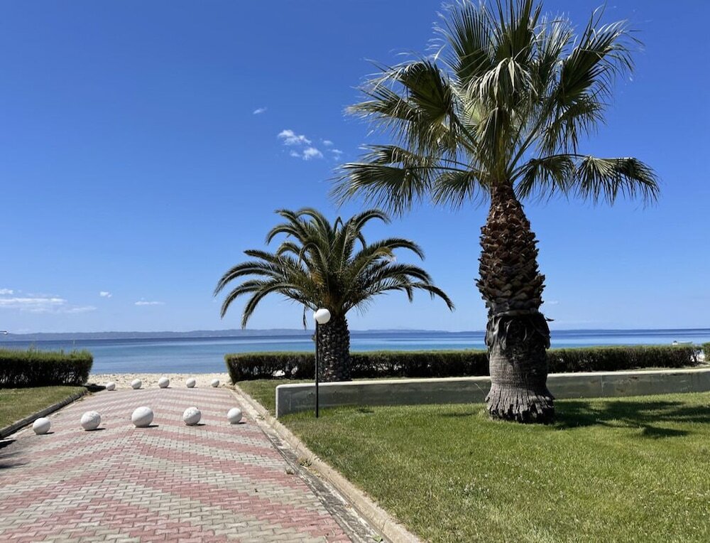 Cozy Doras Beach House Offers Panoramic Views of Sea — 4-Star Luxury Hotel in Nikiti, Greece