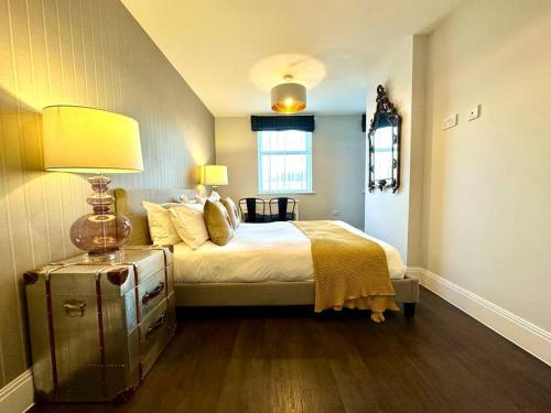 Super Trendy Apartment Free Parking & Fast WiFi 1 Minute walk to Poole Quay Great Location Free Parking Fast WiFi Smart TV Newly decorated sleeps up to 2 Close to Poole & Bournemouth & Sandbanks — 4-Star Luxury Hotel in Poole, United Kingdom