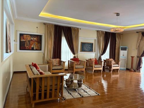 Serene 3BR Retreat with Lush private Garden mini gym and spa access — 4-Star Luxury Hotel in Abeokuta, Nigeria