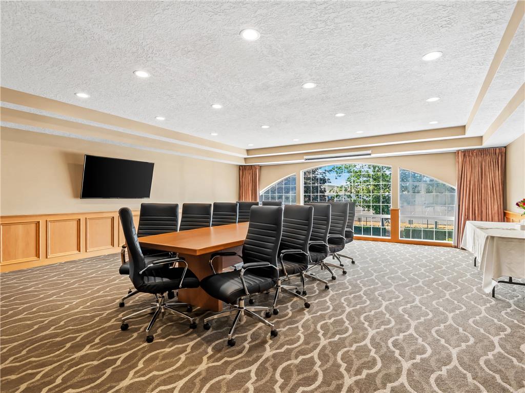Comfort Suites Linn County - photo 50