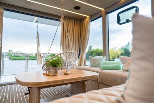 Dein schwimmendes Luxboot in Templin in Templin, Germany