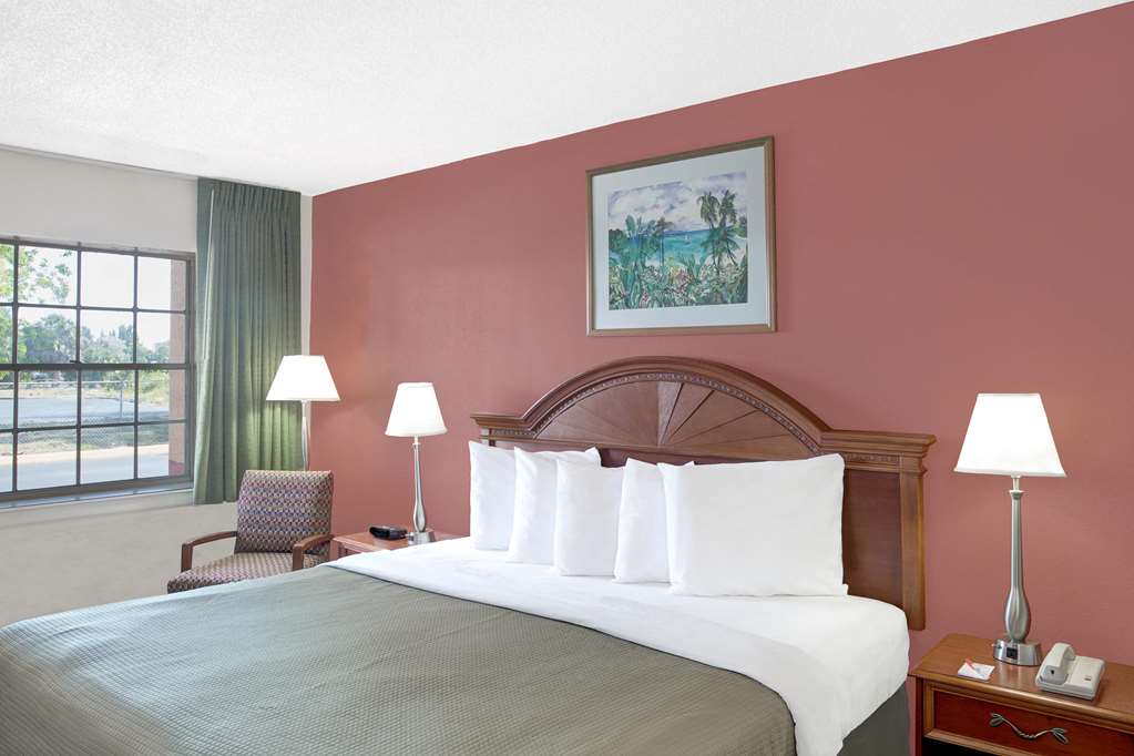 Howard Johnson by Wyndham Ft. Myers FL - photo 10