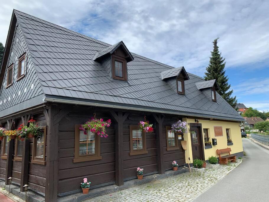 Ferienhaus Sissi Wellness Paradies in Ruhiger Lage Mit Whirlpool Und Sauna — hotel in Grossschonau