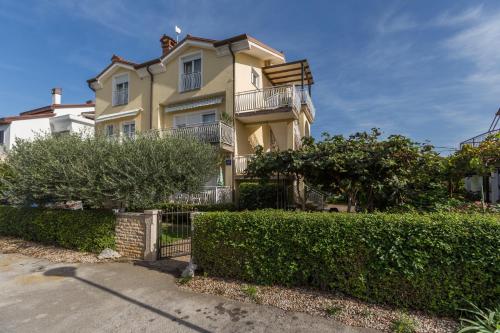 Apartments for families with children Umag 2523 — 4-Star Luxury Hotel in Umag, Croatia
