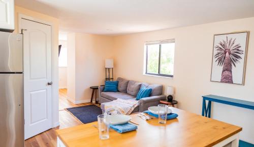 Sun Drenched 1BR Apt 5min walk to Beach — 4-Star Luxury Hotel in Indian Rocks Beach, United States