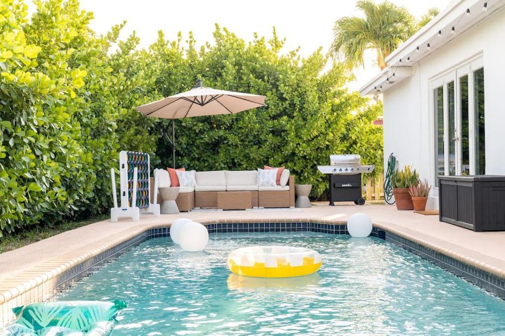King Bed W Private Pool Pool Table Pinball Bbq — hotel in Boca Raton