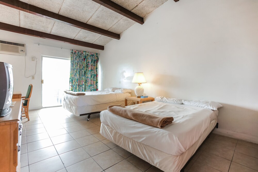 Camelot Waterfront Inn - photo 11