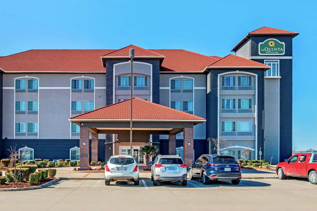 La Quinta Inn & Suites by Wyndham Gainesville - photo 2