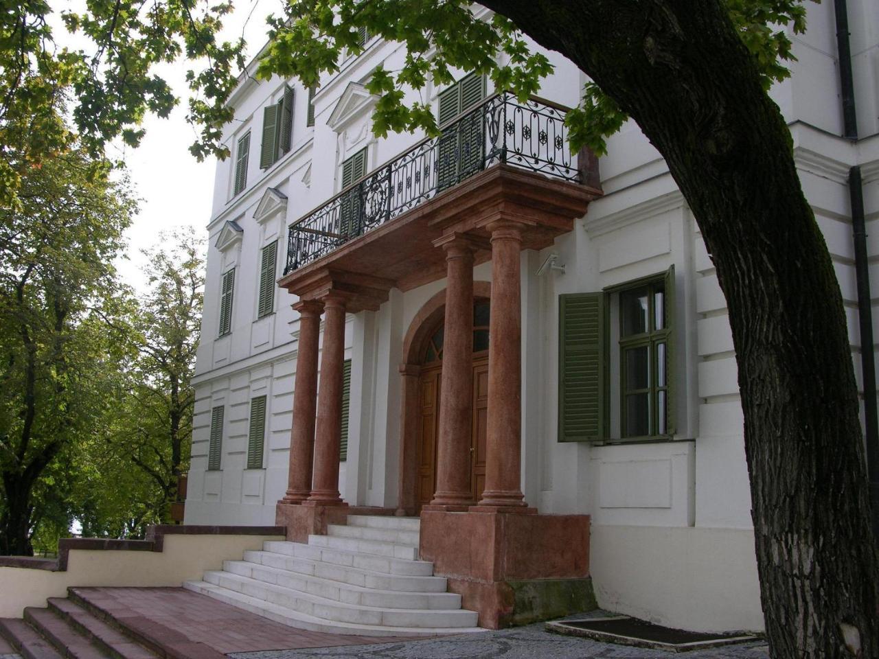 Horvath Villa Apartman — 4-Star Luxury Hotel in Balatonfured, Hungary