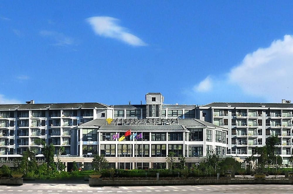 International Golf Resort Hotel — 5-Star Luxury Hotel in Tengyue, People's Republic of China