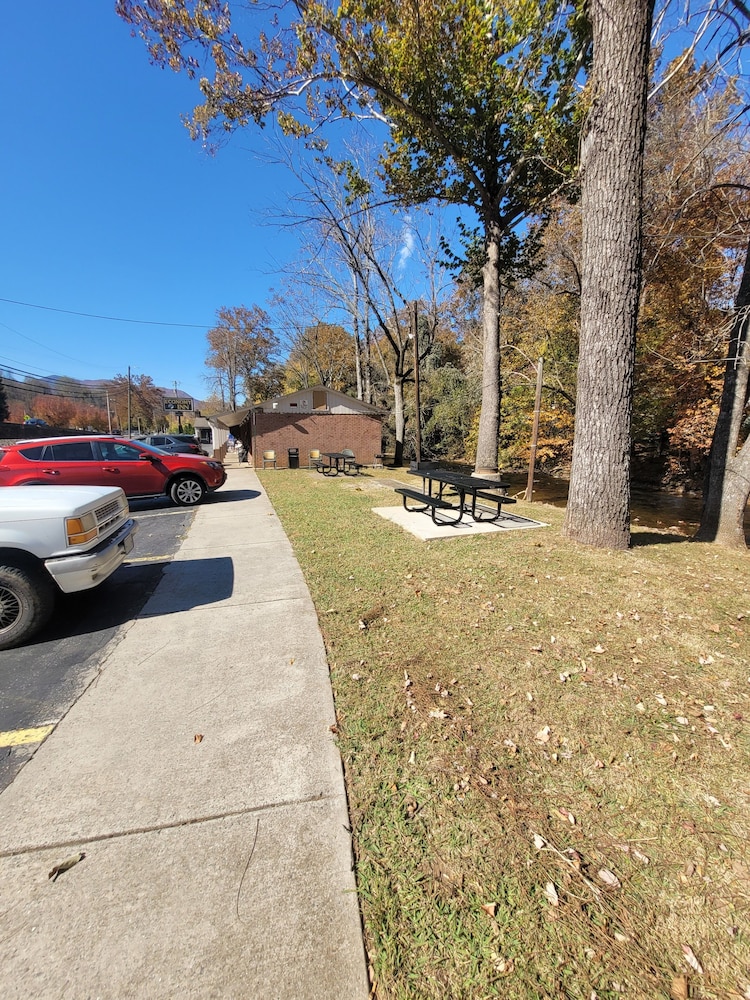 Economy Inn Sylva - photo 38