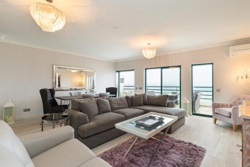 Seaview & Sunsets Apartment — 4-Star Luxury Hotel in Quarteira, Portugal