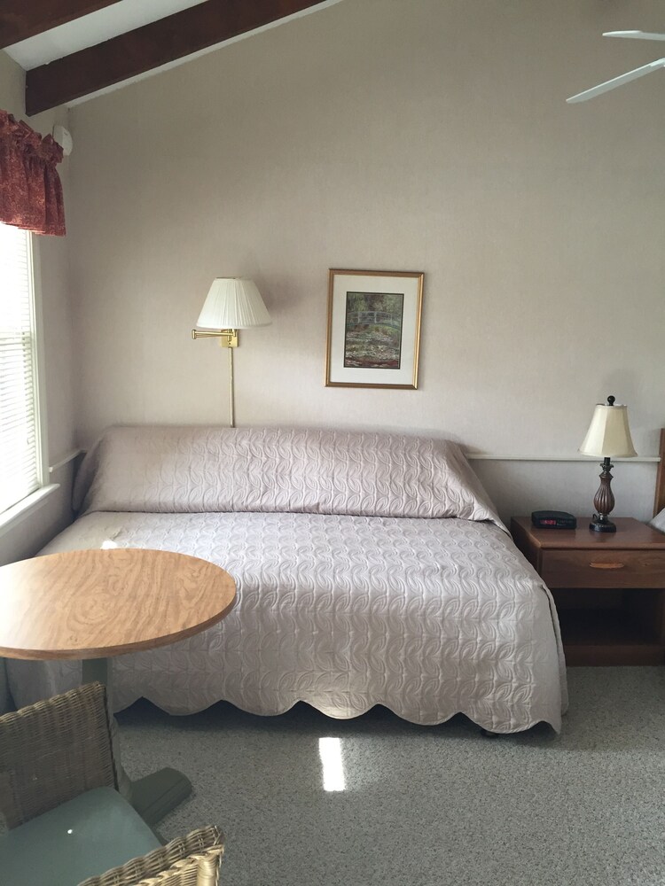 Midway Motel & Cottages - photo 4