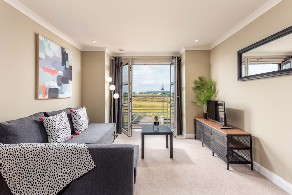 Old Prestwick View Donnini Apartments — 4-Star Luxury Hotel in Prestwick, United Kingdom