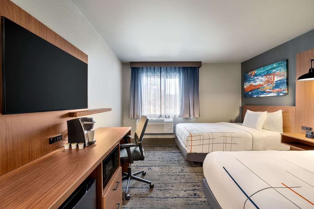 La Quinta Inn & Suites by Wyndham Springfield - photo 23