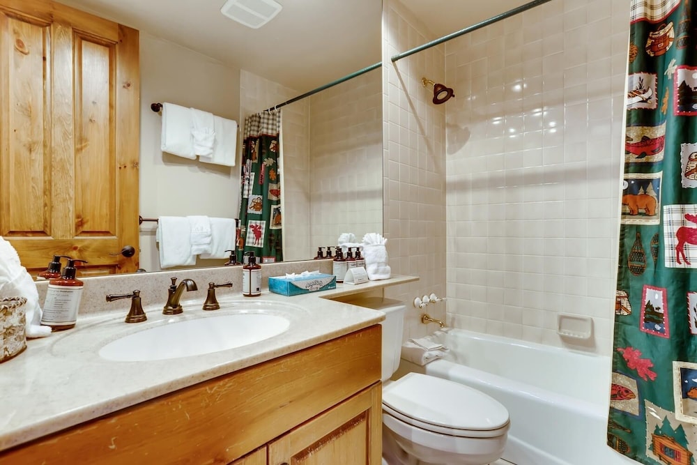 3BR Townhome Walk to Slopes & Kids Ski Free by Redawning - photo 14