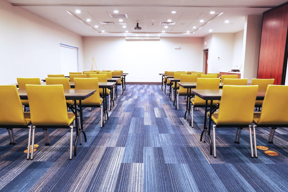 Holiday Inn Express & Suites Houston IAH Beltway 8 by IHG - photo 65