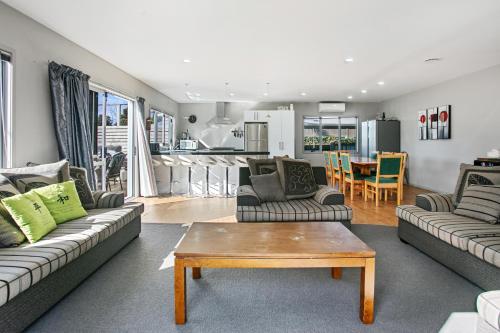 Family Harmony Waihi Beach Holiday Home — 4-Star Luxury Hotel in Waihi Beach, New Zealand