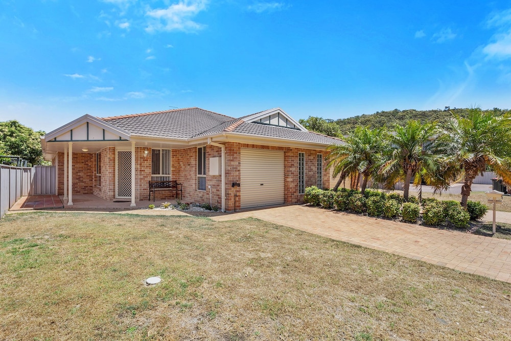 Farm Road 6A in Fingal Bay, Australia