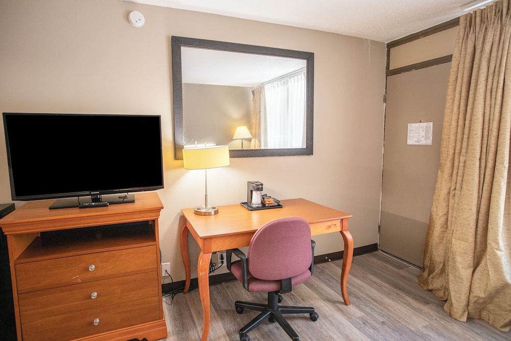 OYO Hotel Greensboro East I 40 - photo 21
