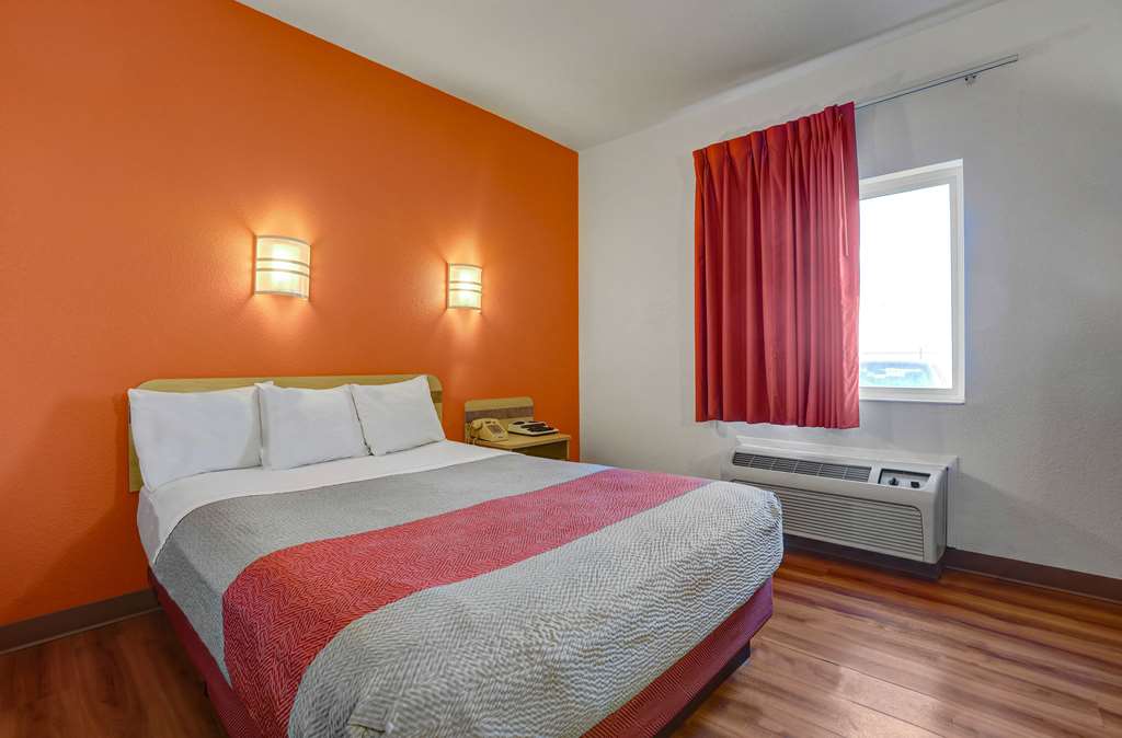 Howard Johnson by Wyndham Lemoore - photo 6