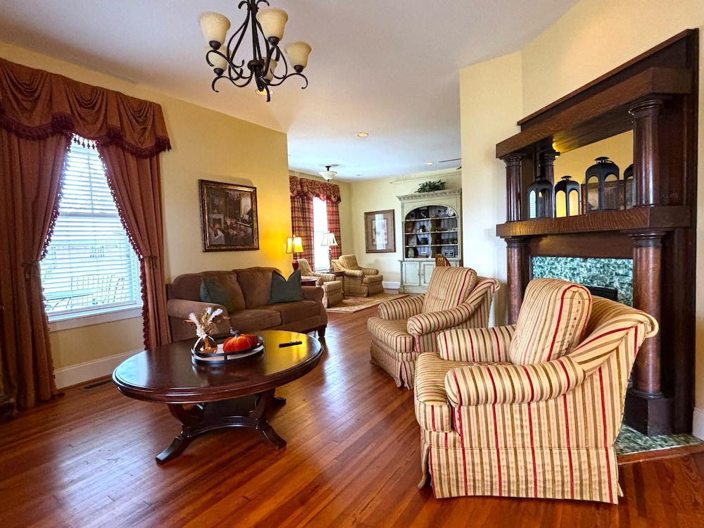 Grand Lux Inn - photo 7