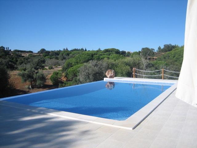 GARBE Private Villa Total Privacy Infinity Swimming Pool Close to Beaches — 4-Star Luxury Hotel in Porches, Portugal
