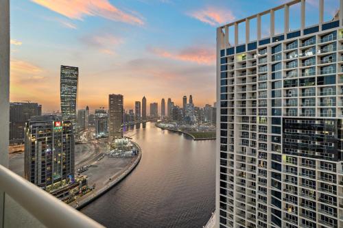 ALiving Luxury Studio with Canal Views I DAMAC Maison Prive 2512 — 4-Star Luxury Hotel in Dubai, United Arab Emirates