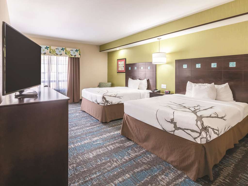 La Quinta Inn & Suites by Wyndham Dallas Grand Prairie South - photo 24
