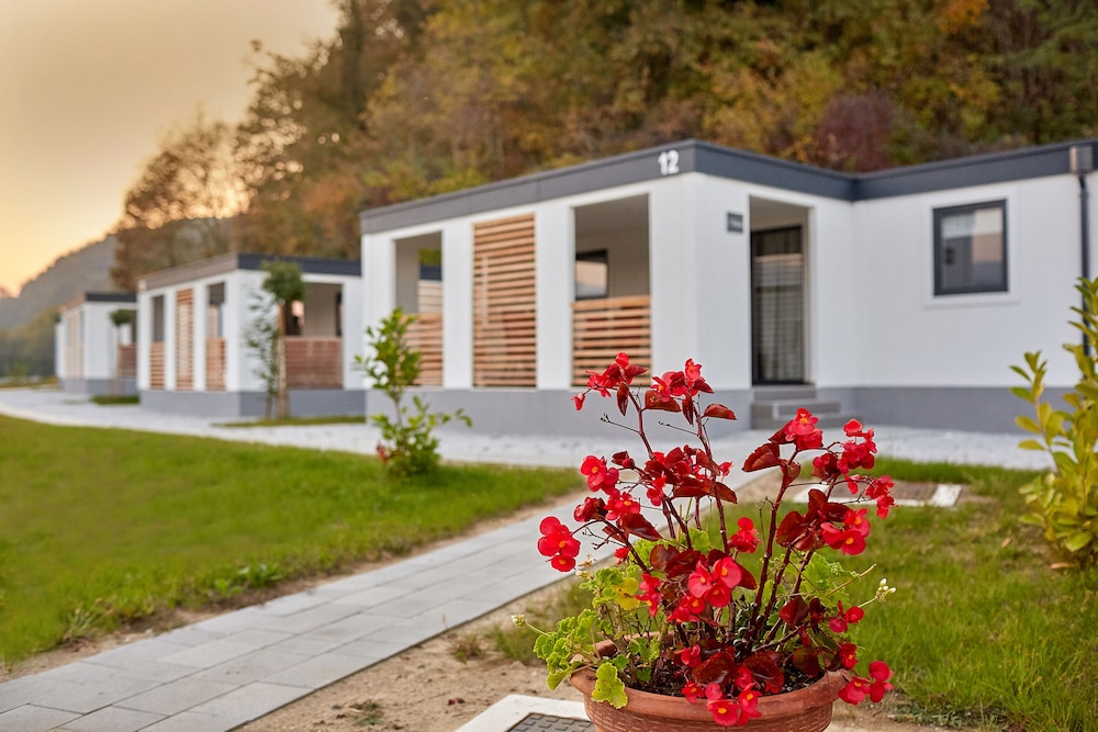 Mobile Homes Terme Jezercica — 4-Star Luxury Hotel in Donja Stubica, Croatia