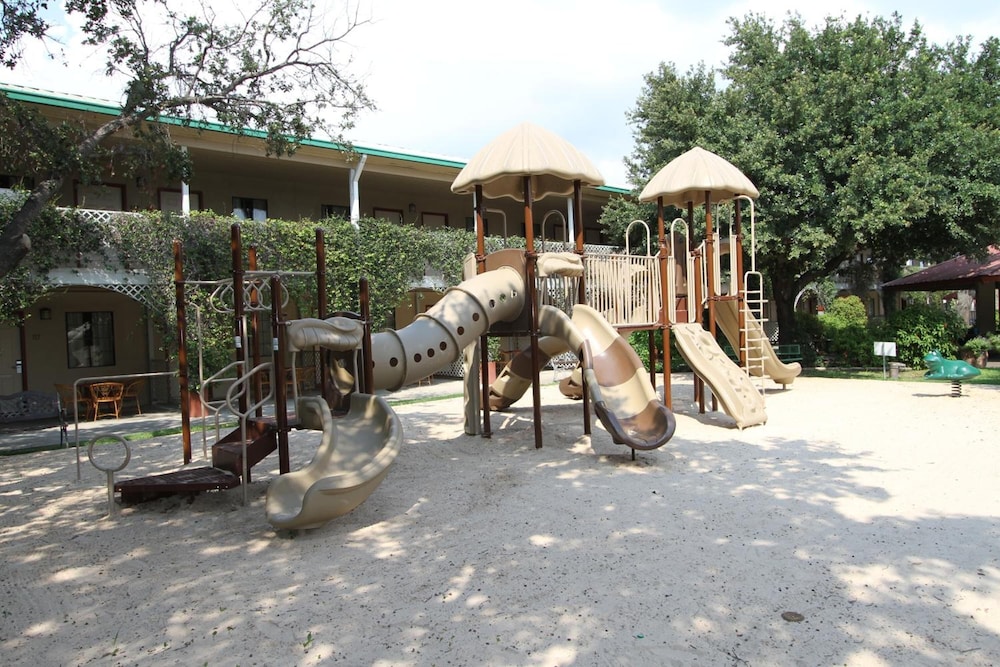 Family Garden Inn & Suites - photo 17