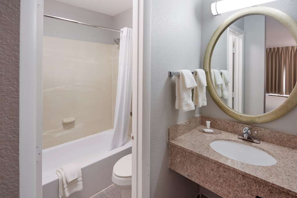 Clarion Pointe Indianapolis Northeast - photo 24